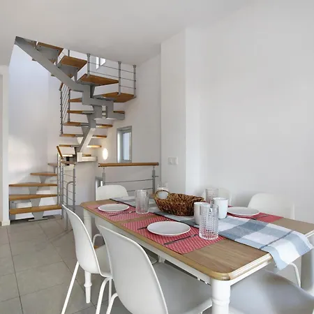 Martinez Duplex شقة *